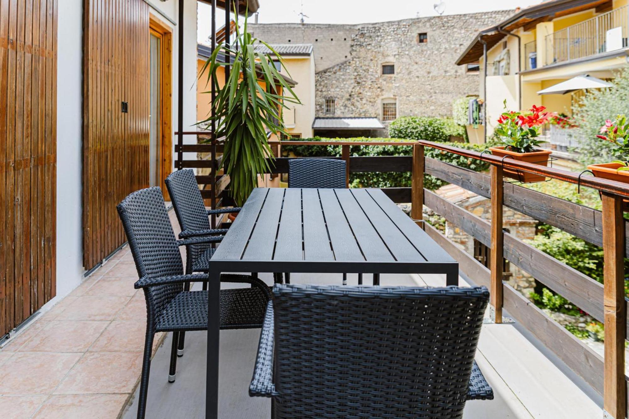 דירות מנרבה דל גארדה Cozy Castello מראה חיצוני תמונה