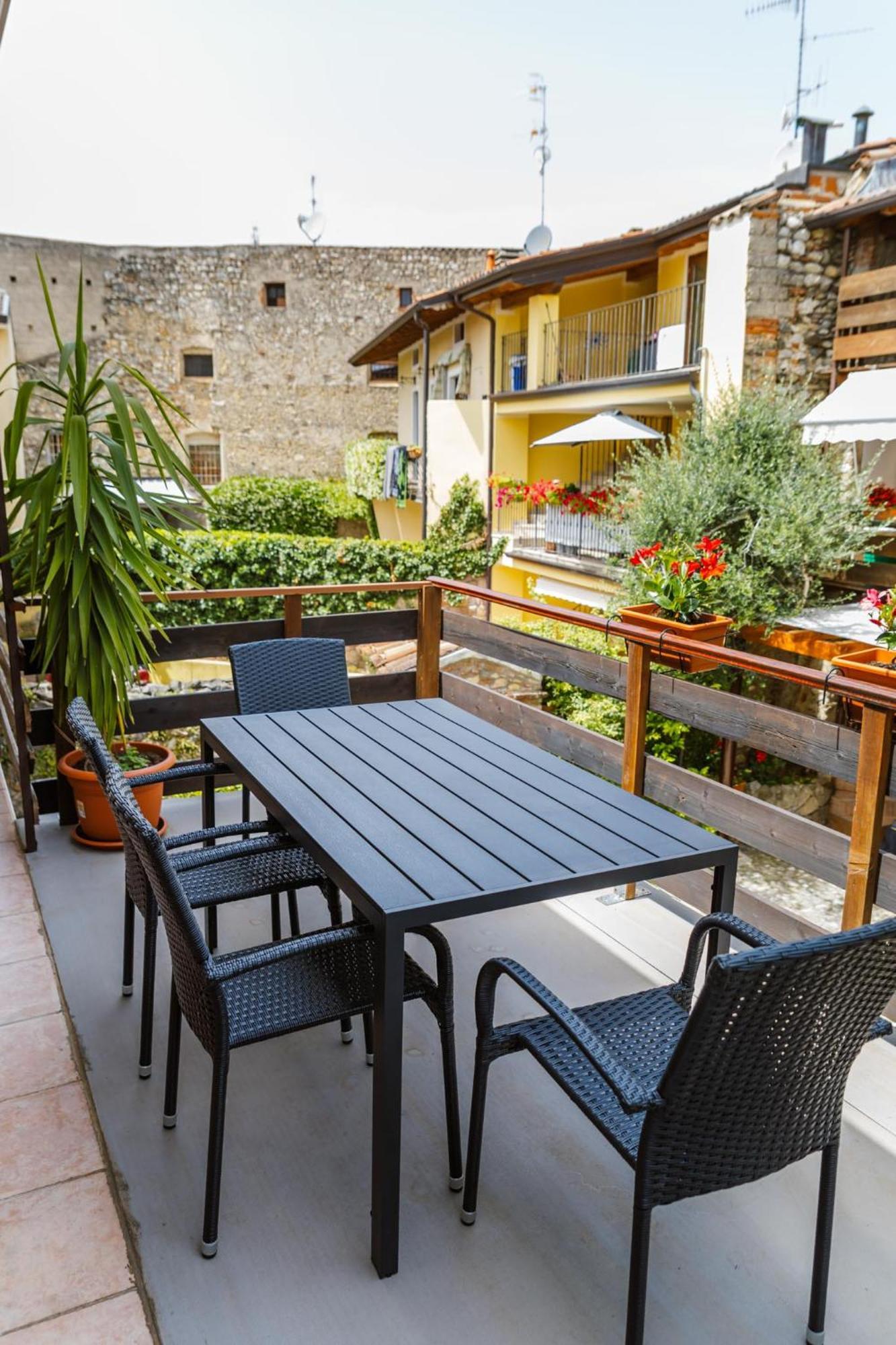 דירות מנרבה דל גארדה Cozy Castello מראה חיצוני תמונה